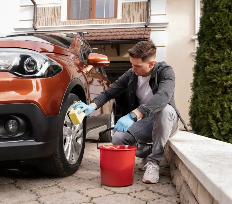 Lavage auto à domicile Miniac-Morvan : professionnel intervenant sur un véhicule